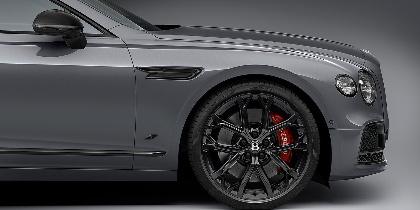 宾利无锡 Bentley Flying Spur S front one quarter view featuring 22 inch ten spoke sports wheel - Black painted.